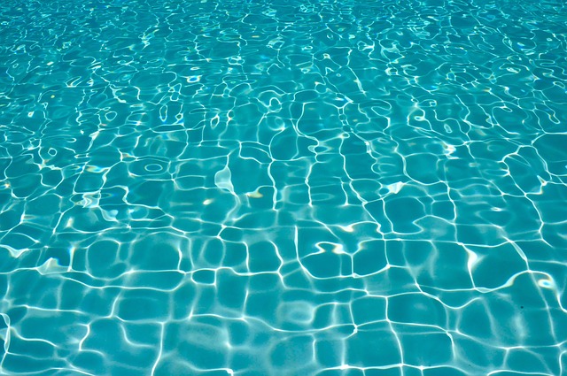křišťálově průzračná voda v bazénu